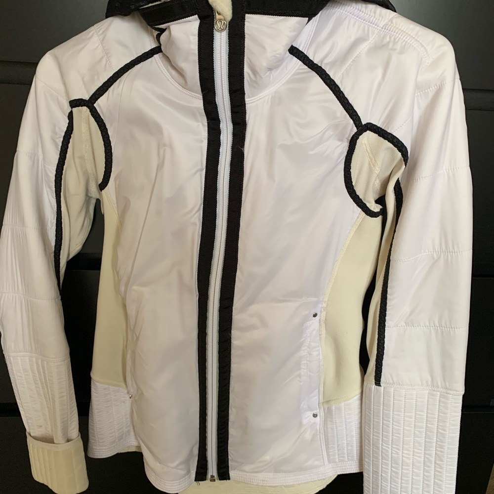 Lululemon Run: Bundle Up Jacket Size 4 in Lace